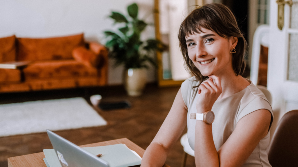 Terapia lęku przed lataniem online – psycholog podczas konsultacji przy laptopie